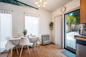 Dining - Cozy Cabin conveniently located minutes from Downtown Coeur d'alene ID (Hayden)