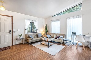 Smart TV, fireplace - Cozy Cabin conveniently located minutes from Downtown Coeur d'alene ID (Hayden)