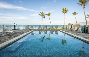 Een buitenzwembad, een verwarmd zwembad