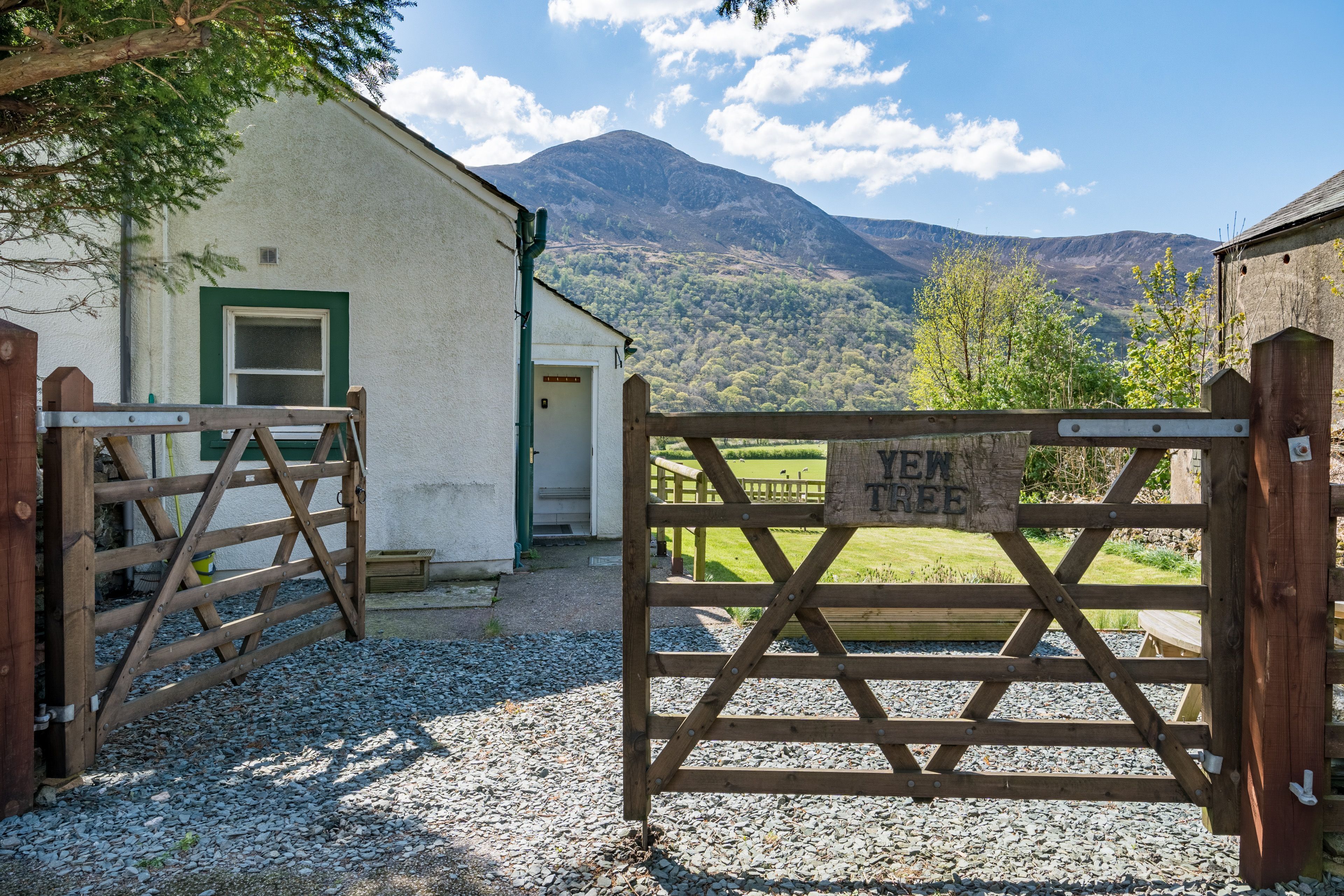 Yew Tree Cottage -  With garden, BBQ area and stunning views!