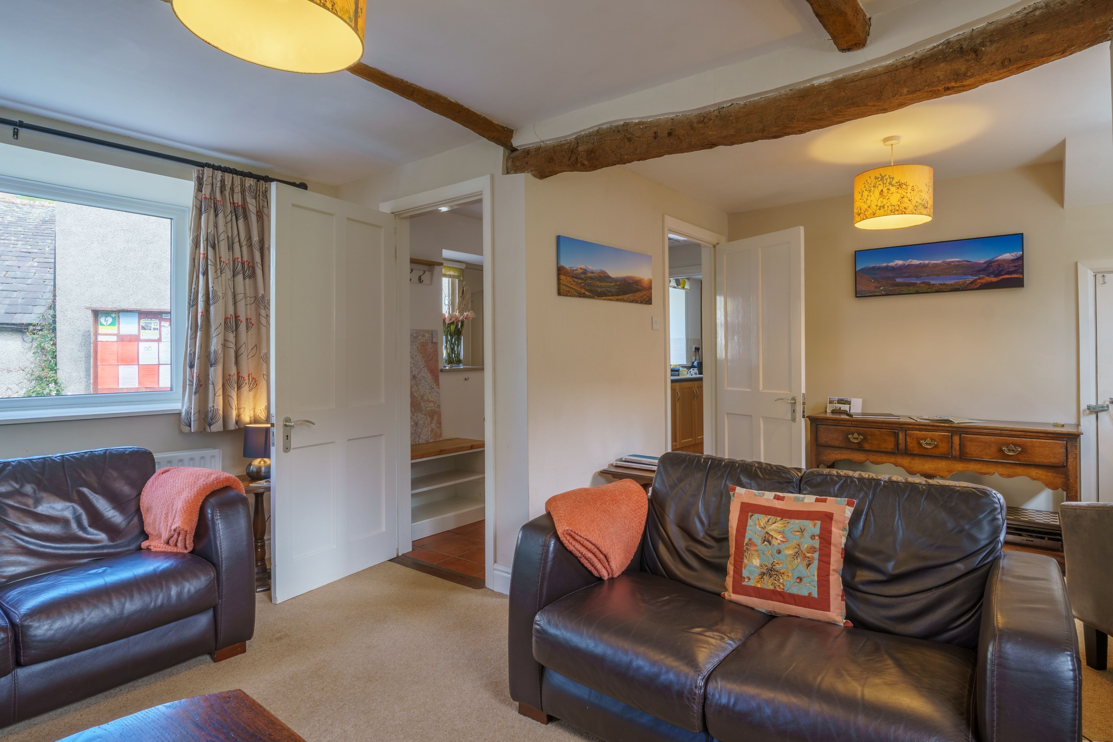 Télévision, cheminée, livres