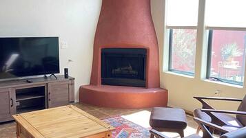 Älytelevisio, takka, stereot, työhuone