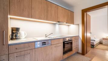 Fridge, oven, stovetop, dishwasher