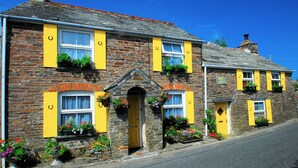 Exterior - Crowsnest - Overlooking Trebarwith Strand (Tintagel)