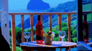 Outdoor dining - Crowsnest - Overlooking Trebarwith Strand (Tintagel)