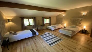 4 habitaciones, tabla de planchar con plancha y cuna de viaje