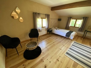 4 habitaciones, tabla de planchar con plancha y cuna de viaje 
