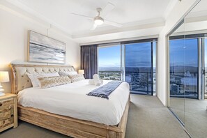 3 bedrooms, desk, iron/ironing board, travel cot - Family 3Bedroom Chevron Renaissance Lvl 39, 2.5 Bath, 450m to Beach              (Surfers Paradise)