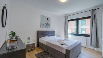 Apartemen Keluarga, 2 kamar tidur, 2 kamar mandi (Boutique Apartment 10) | 2 kamar tidur, ruang kerja ramah laptop, dan setrika/meja setrika