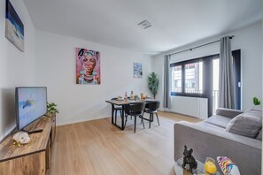 패밀리 아파트, 침실 2개, 욕실 2개 (Boutique Apartment 10) | 거실 공간 | 케이블 채널 시청이 가능한 21인치 스마트 TV