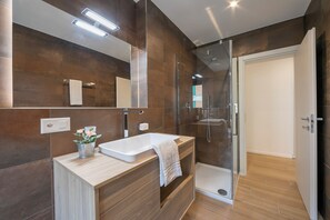 Dusche, Haartrockner, Bidet, Handtücher