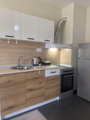 Réfrigérateur, four, cafetière/bouilloire, bouilloire électrique