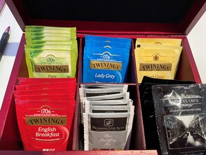 En æske Twinings teposer med varianter som Lady Grey og Earl Grey.