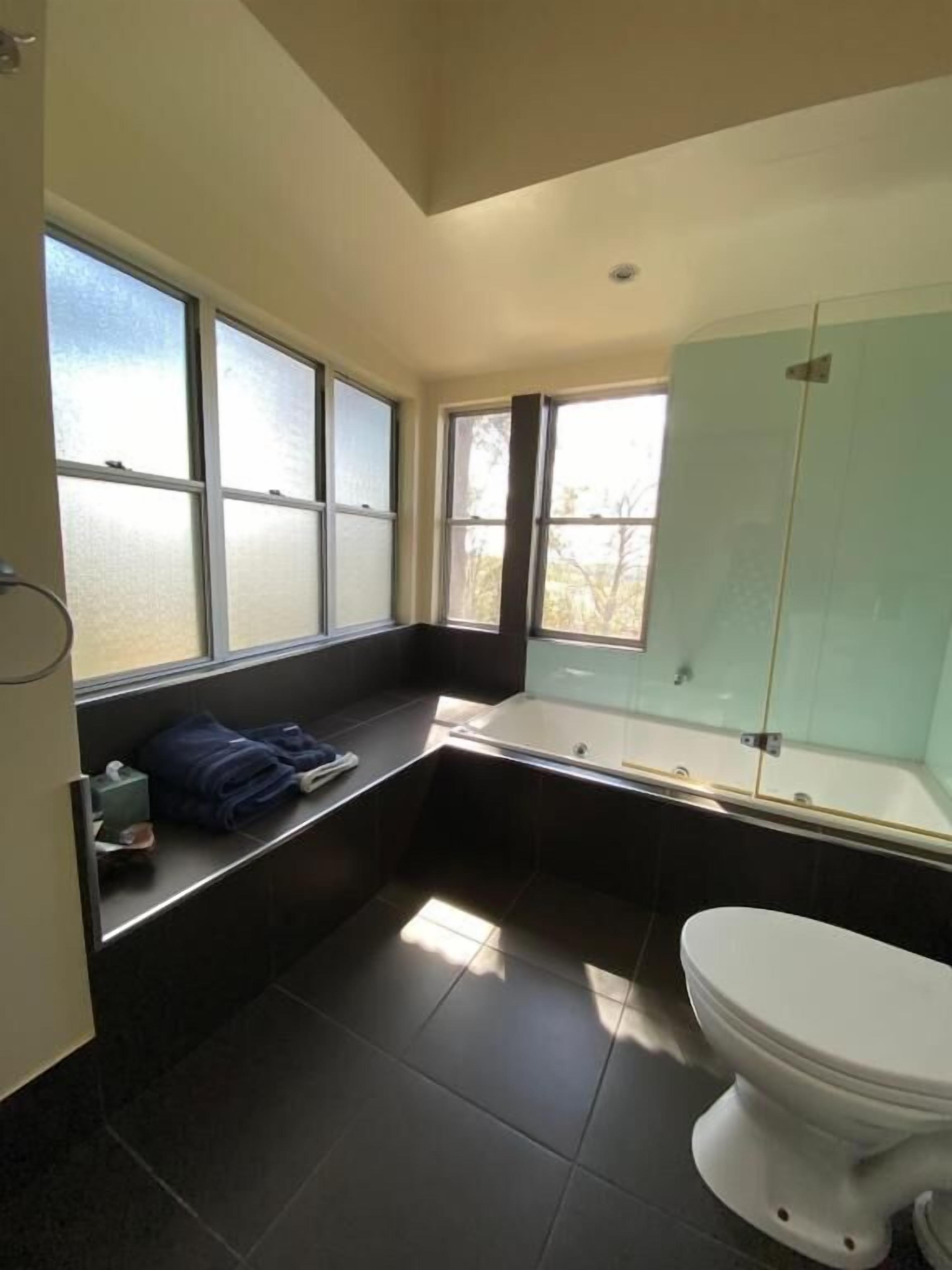 Standard Cabin | Bathroom | Combined shower/bathtub, jetted bath, free toiletries, hair dryer
