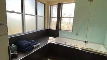 Standard Cabin | Bathroom | Combined shower/bathtub, jetted bath, free toiletries, hair dryer