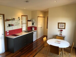 Standard Cabin | Private kitchen | Mini-fridge, microwave, stovetop, electric kettle - Redrock Retreat (Booie)