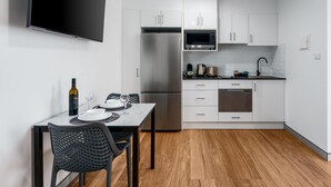 Espresso maker, coffee/tea maker, full-sized fridge, microwave - Hunter Studios Maitland (Maitland)