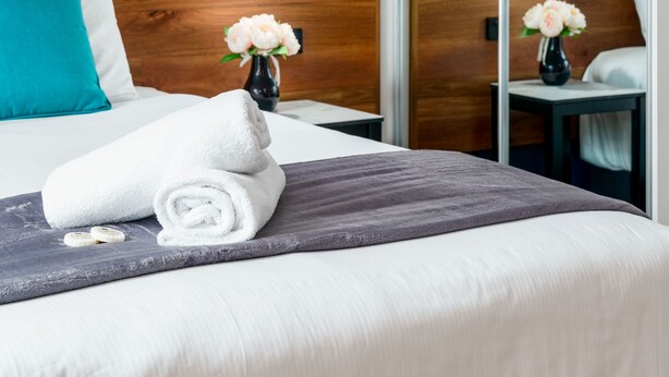 Pillow-top beds, laptop workspace, blackout curtains, iron/ironing board - Hunter Studios Maitland (Maitland)