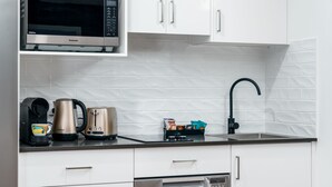 Espresso maker, coffee/tea maker, full-sized fridge, microwave - Hunter Studios Maitland (Maitland)