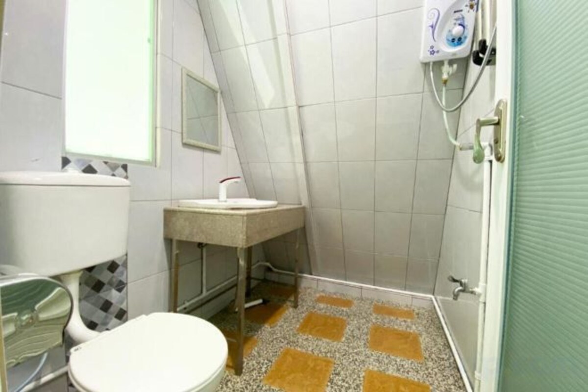 Shower, towels, soap, shampoo