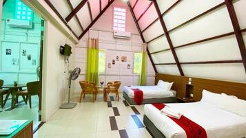 Familienchalet | 2 Schlafzimmer, individuell eingerichtet, Schreibtisch