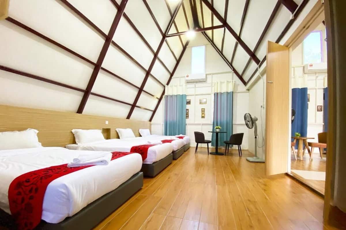Executive Chalet | 2 bedrooms, individually furnished, desk, blackout curtains
