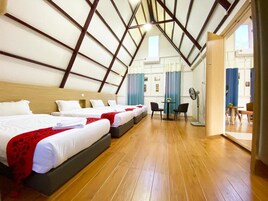 Muebles diferentes, escritorio y cortinas blackout 