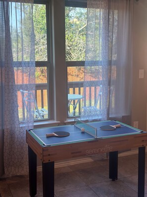 Games room - 1 block to lake - kid game table - bring the dog (Granite Shoals)