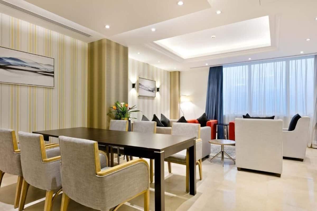 Executive suite, 2 slaapkamers, 2 badkamers, uitzicht op stad | 1 slaapkamer, een minibar, een bureau, geluiddichte muren