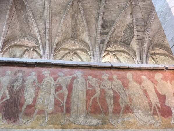 A detailed architectural ceiling with arched vaults and a fresco depicting human figures. - House (Saint-Nectaire)
