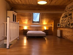 5 sovrum, skrivbord, strykjärn/strykbräda och resesäng