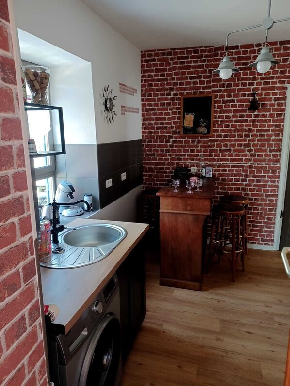 Een microgolfoven, een oven, een kookplaat, een vaatwasser