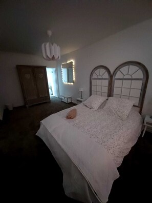 4 bedrooms, iron/ironing board, free WiFi, bed sheets