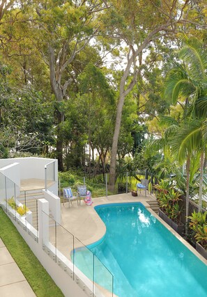 Outdoor pool, a heated pool - Villa Nette - ocean views, walk to beach & restaurants, National Park (Noosa Heads)