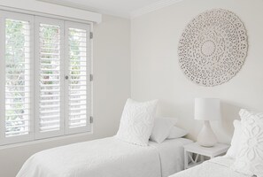 3 bedrooms, iron/ironing board, free WiFi, bed sheets - Villa Nette - ocean views, walk to beach & restaurants, National Park (Noosa Heads)