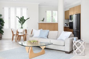 Smart TV, stereo - Villa Nette - ocean views, walk to beach & restaurants, National Park (Noosa Heads)