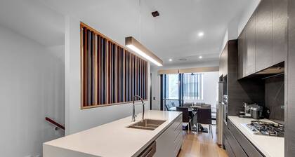 Modern, chic 3BR townhouse in luxury complex, top location, free wifi