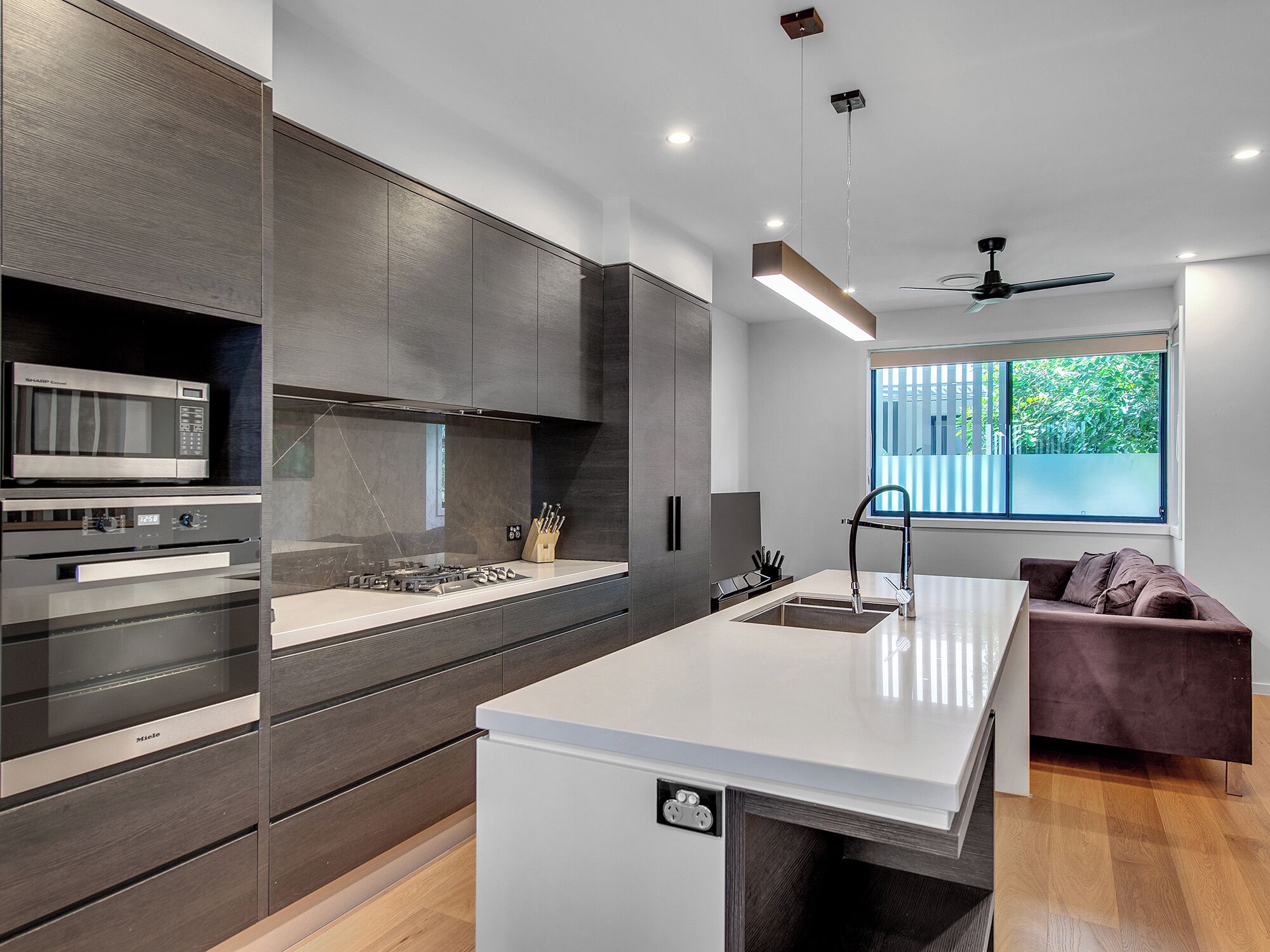 冷蔵庫、電子レンジ、オーブン、コンロ