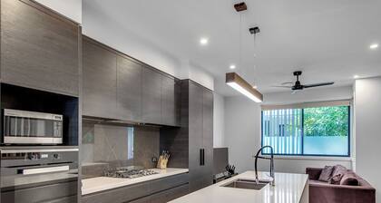 Modern, chic 3BR townhouse in luxury complex, top location, free wifi