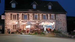 A stone building with a sign reading "Gasthof Teiche." - Gasthof Feische (Sundern)