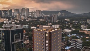 Ein Hochhaus, auf dessen Fassade der Schriftzug "GINGER" gut sichtbar angebracht ist.