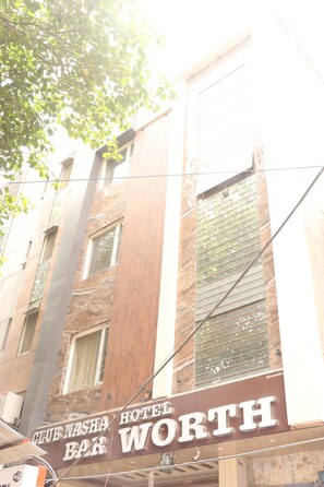 Pintu masuk properti