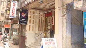 Un hotel anomenat "Hotel Worth" amb un cartell que indica que es troba en un emplaçament cèntric.