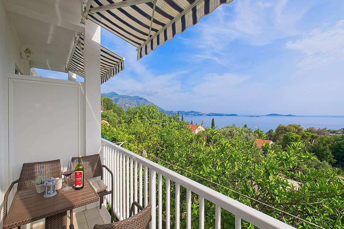 Studiolejlighed (Studio Apartment with Balcony and Sea) | Balkon