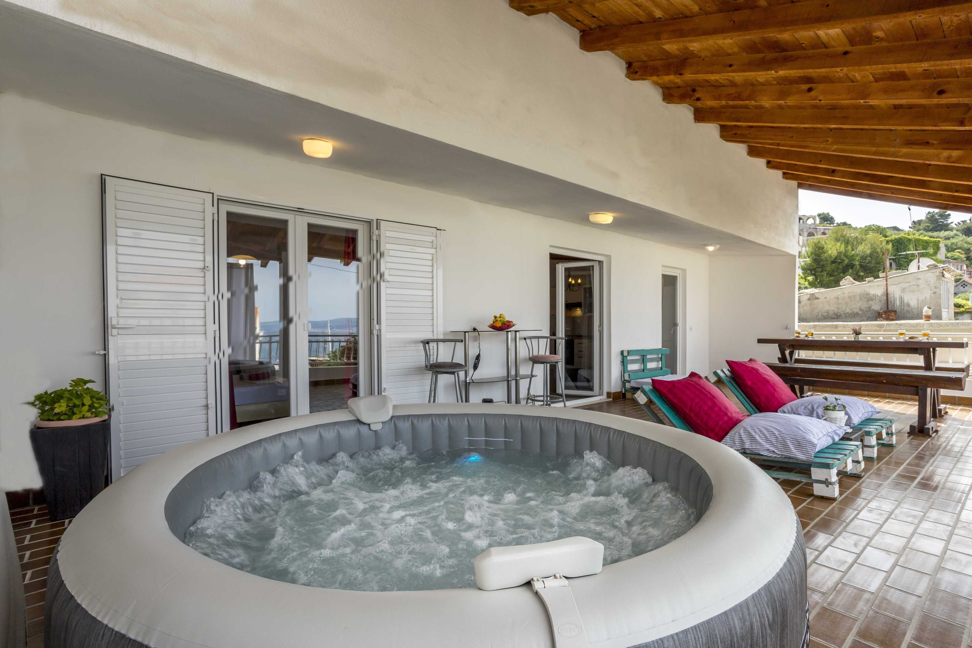 Apartment (Three Bedroom Apartment with Terrace) | Private spa tub