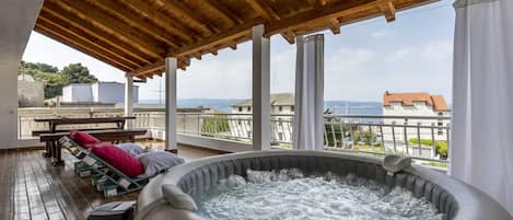 Apartment (Three Bedroom Apartment with Terrace) | Private spa tub