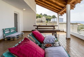 아파트 (Three Bedroom Apartment with Terrace) | 테라스/파티오