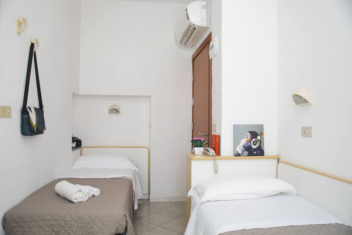 Habitación doble económica | Minibar, caja de seguridad en la habitación, wifi gratis y ropa de cama