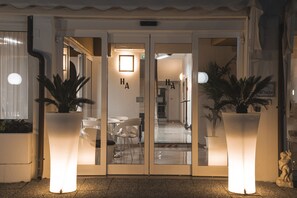 Vista frontal de la propiedad