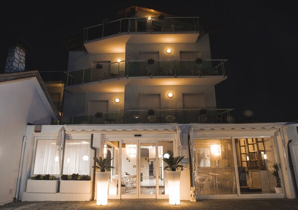 Vista frontal de la propiedad